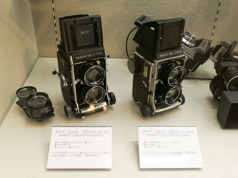 マミヤは1956年からレンズ交換式の二眼レフカメラ「Cシリーズ」を販売。最終モデルの「マミヤフレックスC300プロフェッショナルS」は1994年まで生産された