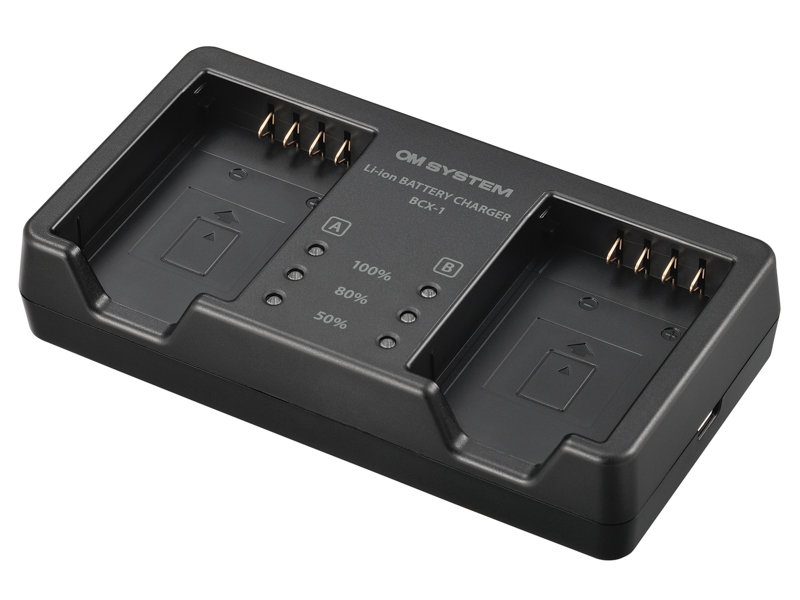 バッテリー充電器BCX-1（別売。税込1万7,875円）。バッテリー2個を同時に充電可能。USB PDにも対応している