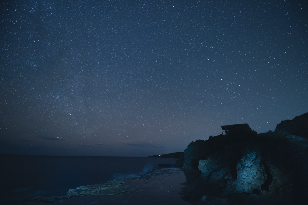 北極星を中心におおぐま座、カシオペア座を配した北天全景。赤道儀を使い60秒露光とした。14mmでこの露光なら、星も点に地上もシャープに写し止めることができる<br><span class="fnt-85">D810A / AF-S NIKKOR 14-24mm f/2.8G ED / 14mm / マニュアル露出（F2.8、60秒） / ISO 3200 / WB:白熱電球 / 赤道儀を使用</span>