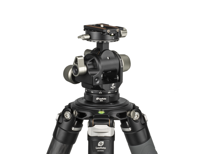 ギア雲台のG4にクイックリンクセットQS-60を組み合わせる。QS-60により、ワンタッチで別の雲台に切り替えることが可能だ