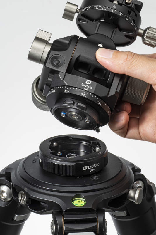 三脚に装着したベースと雲台に装着したプレートのツメを合わせるように取り付ける