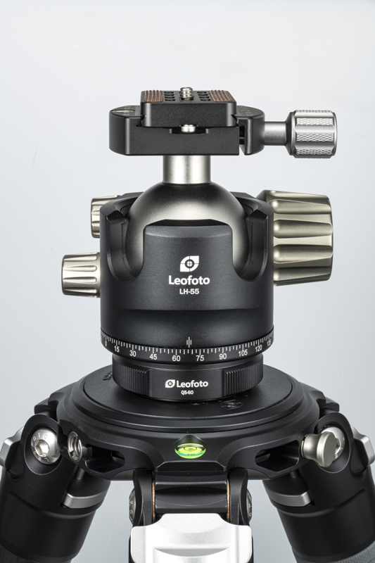 自由雲台LH-55＋QS-60装着例。通常の長時間露光時などは自由雲台が便利だ