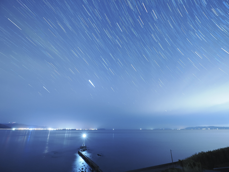 ライブコンポジット使用時も手ぶれ補正に対応し、手持ち撮影も可能になった。また、星へのピント合わせをカメラにゆだねられる星空AFにも対応。ライブコンポジットと星空AFを併用すれば、星の軌跡を描くという華やかな表現も、簡単に実現することができる。<br><span class="fnt-85">M.ZUIKO DIGITAL ED 8-25mm F4.0 PRO／8mm（16mm相当）／絞り優先AE（F4、50秒、±0EV）／ISO 6400／WB：白熱電球</span>