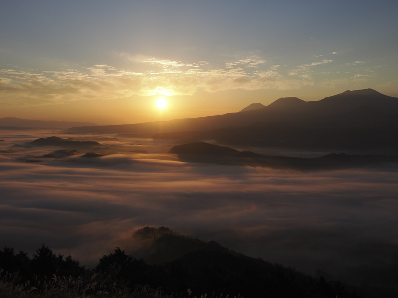 霧島高千穂の峰に日が昇る。OM SYSTEMの前身、高千穂光学の名にちなんでこの山を狙った。雲海のなだらかなトーンは新センサーとエンジンの成果だ<br><span class="fnt-85">M.ZUIKO DIGITAL ED 12-100mm F4.0 IS PRO／21mm（42mm相当）／絞り優先AE（F5.6、1/120秒、－0.7EV）／ISO 200／WB：オート</span>