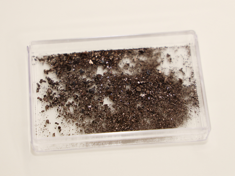 光を吸収する材料