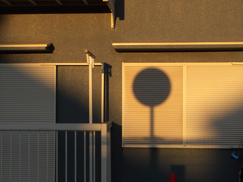 目についたものをパッと撮影するといっても、こうした被写体で線が曲がったりすると嫌なので、マジメな筆者はカメラを真っ直ぐに構えることに腐心するわけです。でもカメラがこれにきちんと応えてくれるわけです。水準器も内蔵しています。<br>Q-S1　02 STANDARD ZOOM（F5.6・1/1,000秒）ISO 400