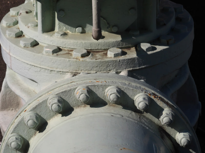 筆者が好きな配管ですね。エッジのシャープな被写体ではないので、さほど鋭さを感じることはないのですが、F8程度でかなり深度を稼げます。不用意に絞り込むと回折で逆にシャープネスが低下することもあります。<br>Q-S1　06 TELEPHOTO ZOOM（F8.0・1/1,250秒）ISO 200