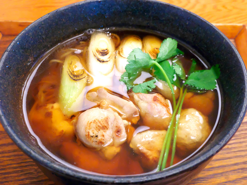 かしわ南蛮そばですね。適度な被写界深度の深さがあり、こうした料理写真は撮りやすいです。ふだんはこういう写真はiPhoneで撮影してしまうのですが、やはり違いは感じます。10mm相当にセットして撮影しています。<br>Q-S1　02 STANDARD ZOOM（F3.5・1/100秒）ISO 800