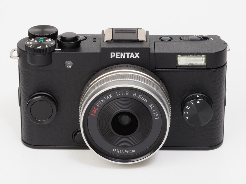 01 STANDARD PRIMEを装着したPENTAX Q-S1。シンプルなデザインです。コンデジ的な雰囲気があるのは仕方ないかなあ。ポップアップ式ストロボの上部は、収納時にボディ上面とツライチになります。美しいですね。ビルトインな感じがシビれます。