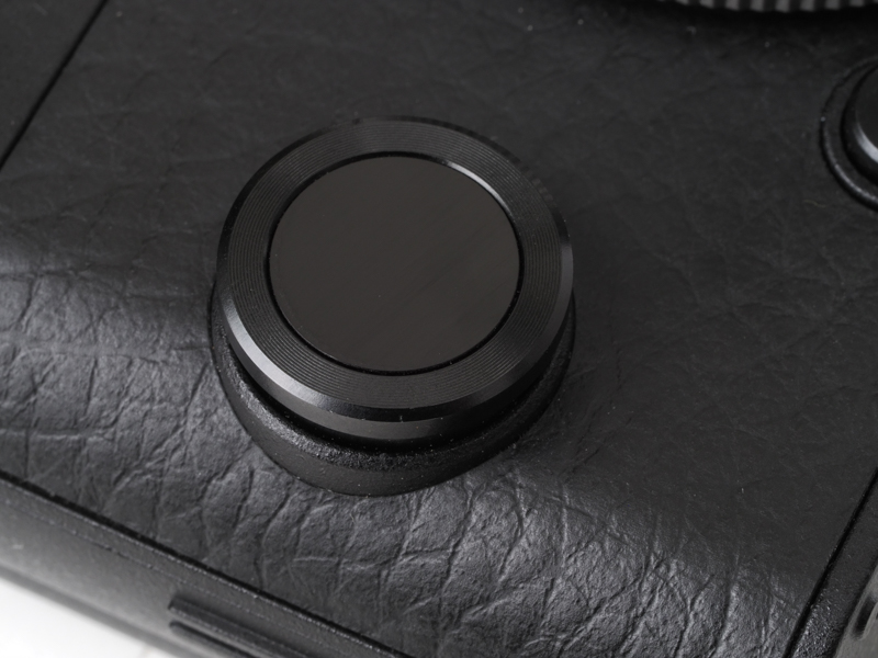 取り説を読むのが嫌いなんで、購入時にボディ右側にあるこの丸い物体を押したり、回したりしたのですが。調べたらグリップだったというオチがありまして。良いデザインの遊びじゃないですかね。