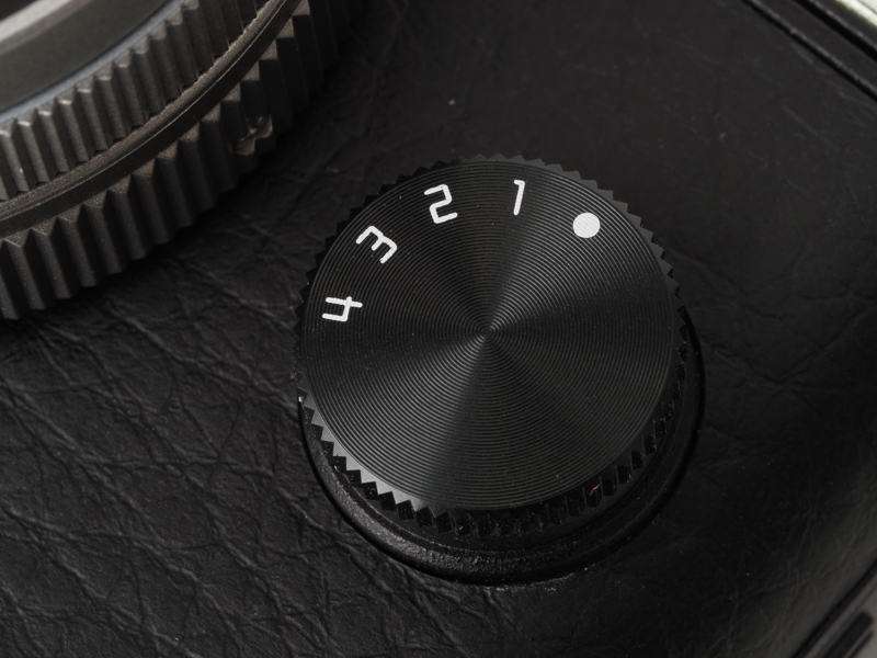 その反対側にある丸い物体はクイックダイヤルと呼ぶそうです。お好みの設定状態をすぐに呼び出せるわけですね。デザイン的にグリップと対照になっています。他のカメラにもこういう操作部がありますが、どの数字に何を設定を登録したかを忘れるわけです。老人力をナメてはいけません。