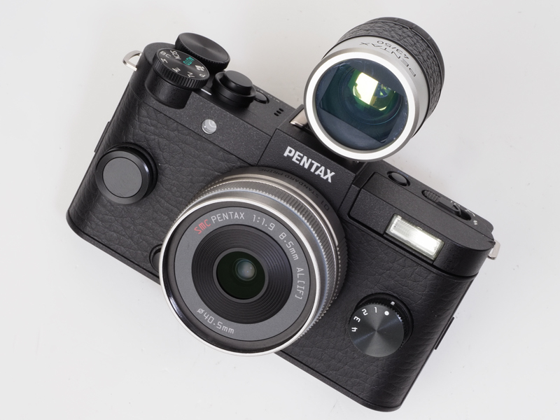 01 STANDARD PRIMEは35mm判換算画角が40mmくらいですから、ライカスクリューマウント用のsmc PENTAX-L 43mmF1.9 Specialの専用外部ファインダーをつけてみました。前にGR IIIxにつけていたものですが、先日GR IIIxには専用のファインダーを買いましたので、こちらをあてがうことにしました。