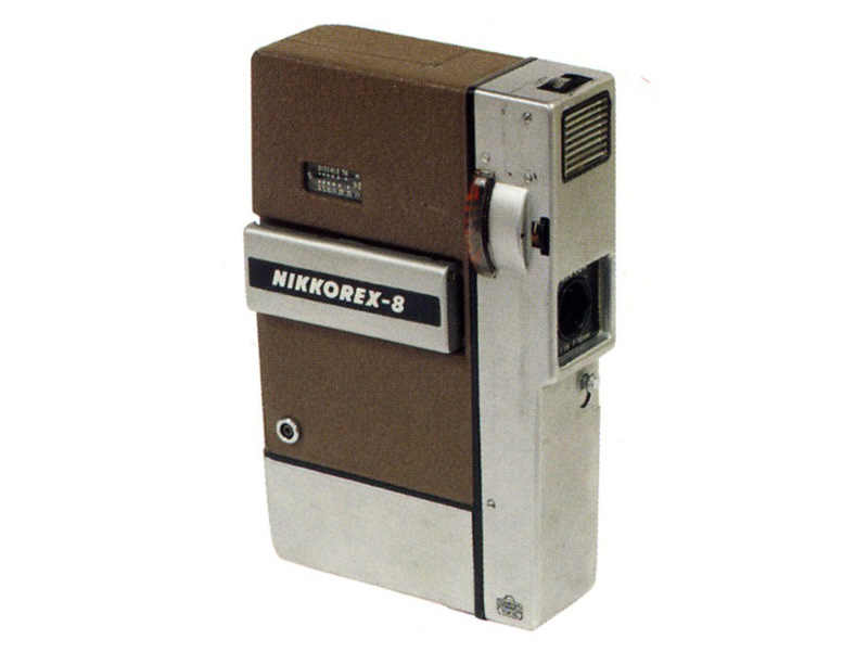 写真2：ダブル8の8mmムービーカメラ「ニコレックス8」。10mm F1.8の撮影レンズを固定焦点としている。（写真は<a href="https://dc.watch.impress.co.jp/docs/news/1359546.html" class="n" target="_blank">日本カメラ博物館「カメラと動画」</a>図録より）