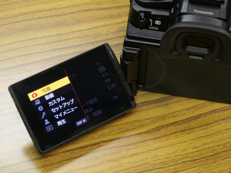 フリーアングル機構。チルトと併用可能