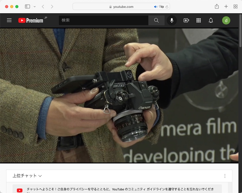 ファイワーヤークスは、iPhone使ってフィルムカメラでデジタル撮影を行う「デジスワップ」を実演（配信動画より）