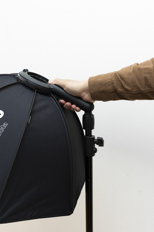 Clicオクタはハンドルとスタンドアダプターを搭載。ハンドル操作でチルト方向への調整が容易におこなえる。スタンドアダプターはネジ式になっている