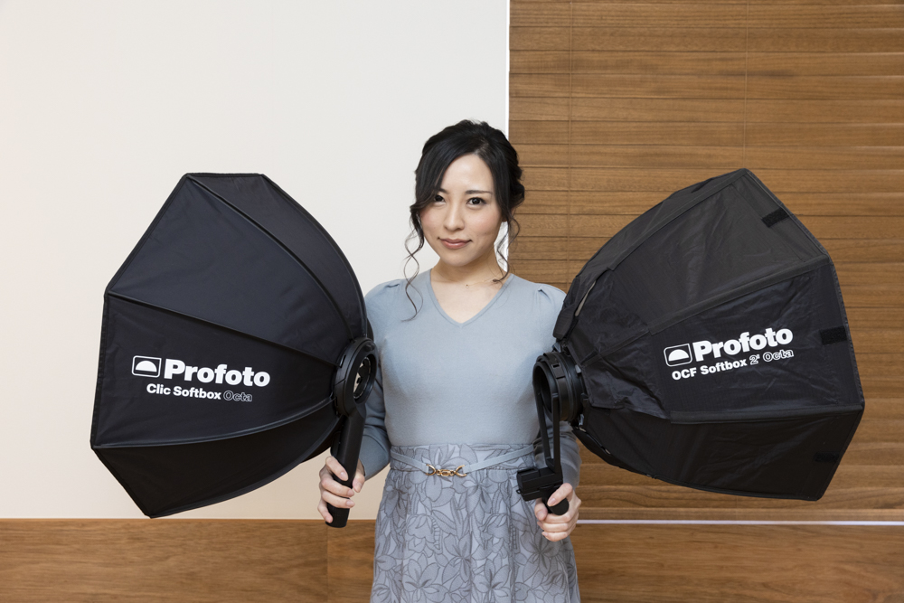 左がClicオクタ、右がOCFオクタ60cm。発光面直径、奥行き、重さともにスペックは同じ