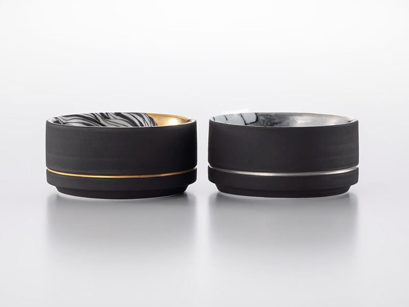 側面は黒一色に金・白金のラインを入れている