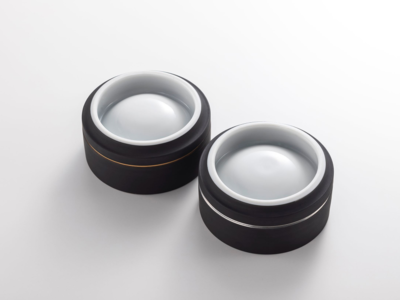 底部は魚眼レンズを連想させる球面仕様