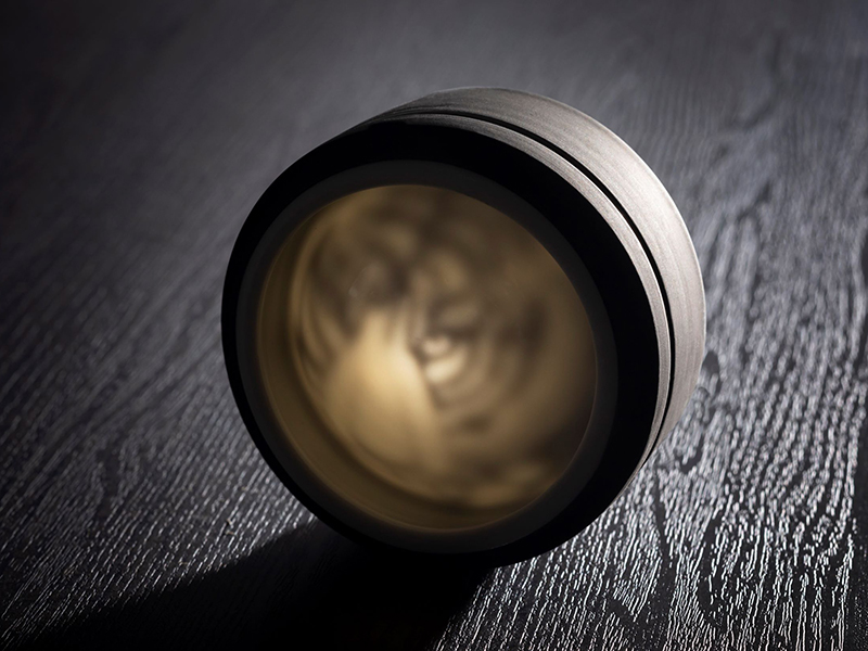 光が透けるほど底部は薄い（手作りにより個体差があり）