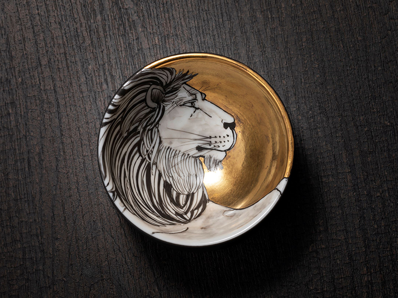 口を閉じてたたずむ【獅子・吽（しし・うん）】