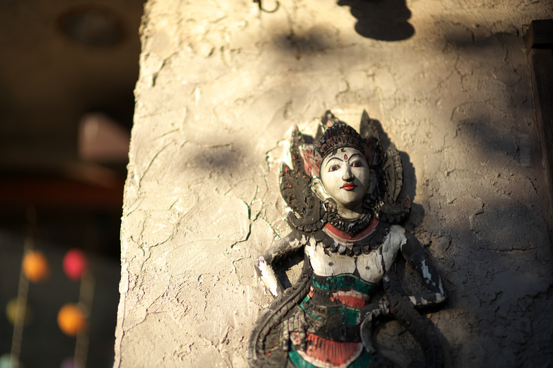 レストランの入り口にあった小さい人形です。夕方の光によるものですが、合焦点のシャープさは見事ですし背景のボケもいい感じです。最短撮影距離による撮影です。<br>M10-P　NOKTON 50mm F1 Aspherical VM（F1・1/4,000秒）ISO 200