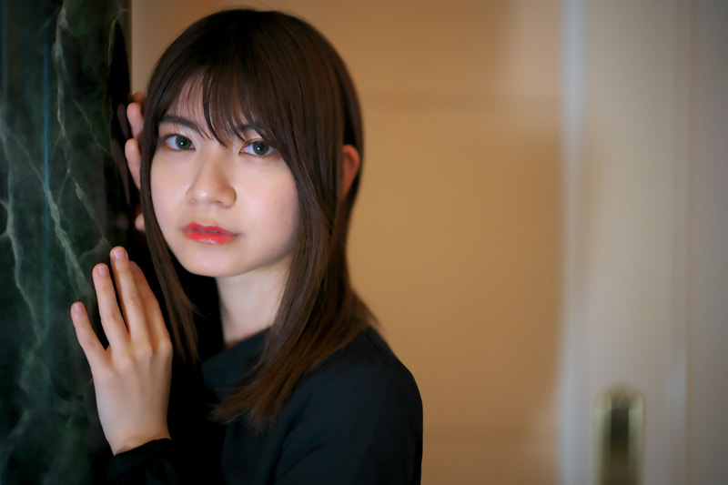 外光と室内のLED光によるミックスです。艶っぽい光が再現されています。合焦点は向かって右の目です。顔の角度がわずかについていますから、左側の目は被写界深度から外れます。<br>M10-P　NOKTON 50mm F1 Aspherical VM（F1・1/250秒）ISO 200