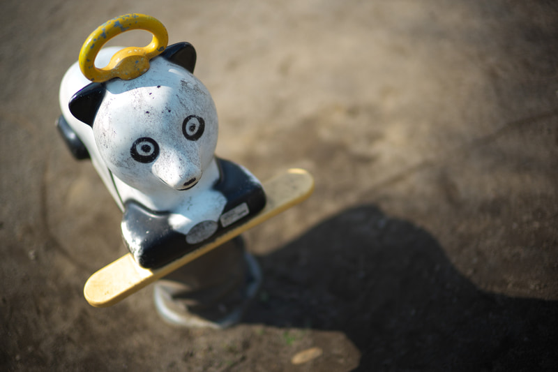 公園の遊具です。平板な背景ですから周辺光量落ちは当然確認されるものの、気になるほどではないですね。逆光の条件ですが、階調の繋がりがなだらかで、見た目に近い再現であることに驚きました。<br>M10-P　NOKTON 50mm F1 Aspherical VM（F1・1/4,000秒）ISO 100
