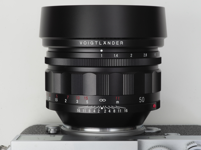 真俯瞰でレンズを見てみます。マウント側に向かって細くなるクビレがなんともセクシーで大好きですね。少しでも光を多く取り込むのだという姿勢がデザイン面からわかります。レンジファインダーカメラのキヤノン7と7Sに用意されたCANON 50mm F0.95と雰囲気が似ています、このレンズはライカM用に改造したものを中古カメラ店で見かけることがあります。ただMシリーズライカに使うとレンズ脱着ボタンが押せなくなり、ヘラなどを用いないとレンズを外せないので厄介なものでした。