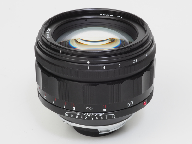 NOKTON 50mm F1 Aspherical VM。研削非球面レンズ採用という意欲的標準レンズ。開放での描写はさすがに優れています。フードを外すと全長は本当に短いですね。第一面の径が大きくルックスがいいのはかなり評価高いです。