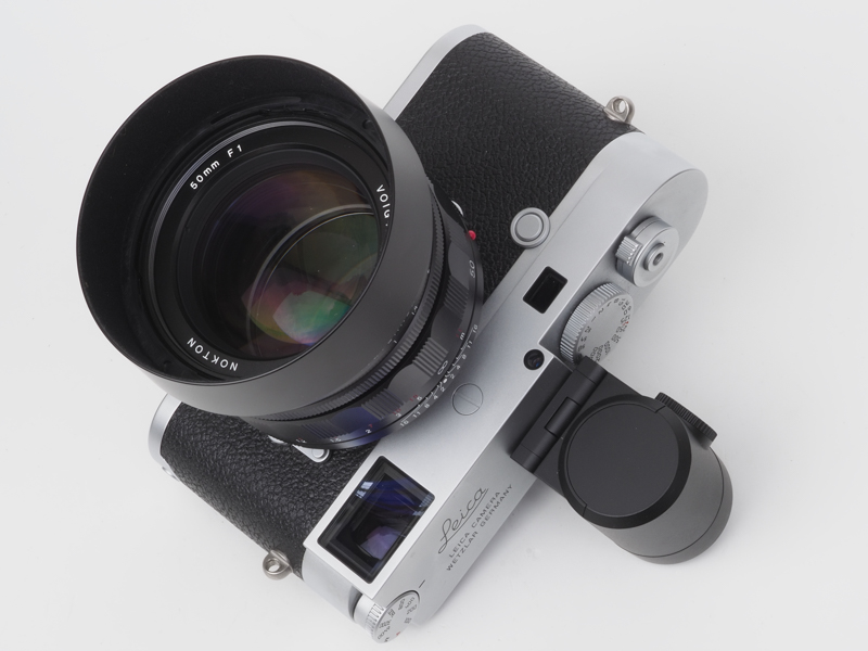 今回はライカM10-Pを用いて撮影。F1開放では、時として内蔵のレンジファインダーでは正確なフォーカシングが厳しくなります。距離計ファインダーは中央でのみ測距するため、被写体が正面にいないと正確なフォーカシングはほぼ不可能です。しかし外付けEVFの「ビゾフレックス」を使うと被写体が画面中央にいなくても正確にフォーカシングすることができますから、こうした大口径レンズでは必須のアイテムになります。