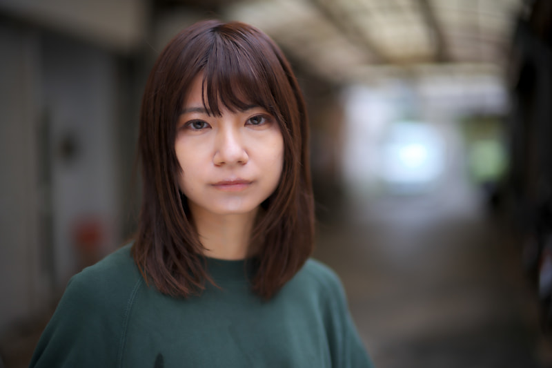 雨天なので、商店街のアーケードに避難して撮影しました。ものすごく光がフラットで暗い条件ですが、このレンズはしっかりしたコントラストを持った再現をしてくれて喫驚しています。（モデル：ひぃな）<br>M10-P　NOKTON 50mm F1 Aspherical VM（F1・1/750秒）ISO 400