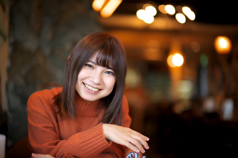 外光と室内照明というミックスの光条件です。肌もニュートラルに描写されて、点光源の形も特別に不自然にはなりません。ハレっぽさが皆無なところも現代レンズの証です。<br>M10-P　NOKTON 50mm F1 Aspherical VM（F1・1/90秒）ISO 100