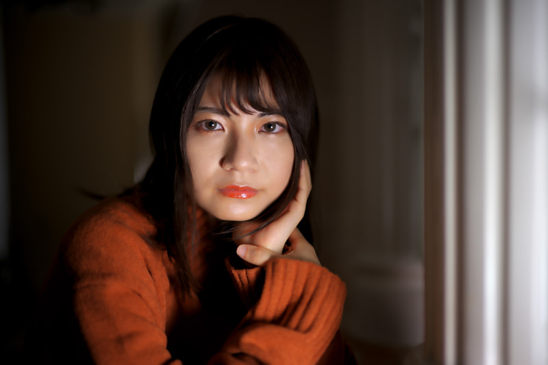 室内のLED光源を使ったアベイラブルライト撮影です。色温度を多少調整しています。光質のためでしょうか、やや硬めの描写になりましたが、特に問題はありません。<br>M10-P　NOKTON 50mm F1 Aspherical VM（F1・1/350秒）ISO 400