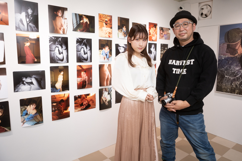 左側が92枚を並べた一面。右は福島裕二さん