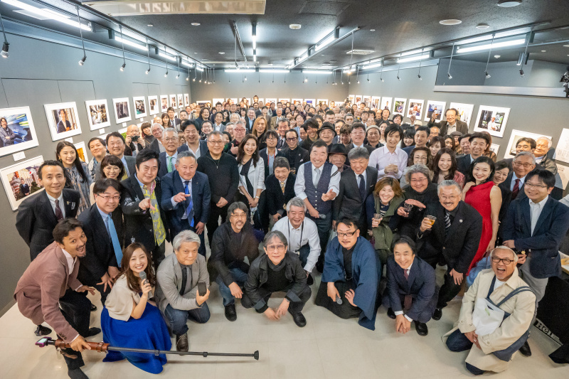 Vol.11のオープニングパーティーでの記念写真