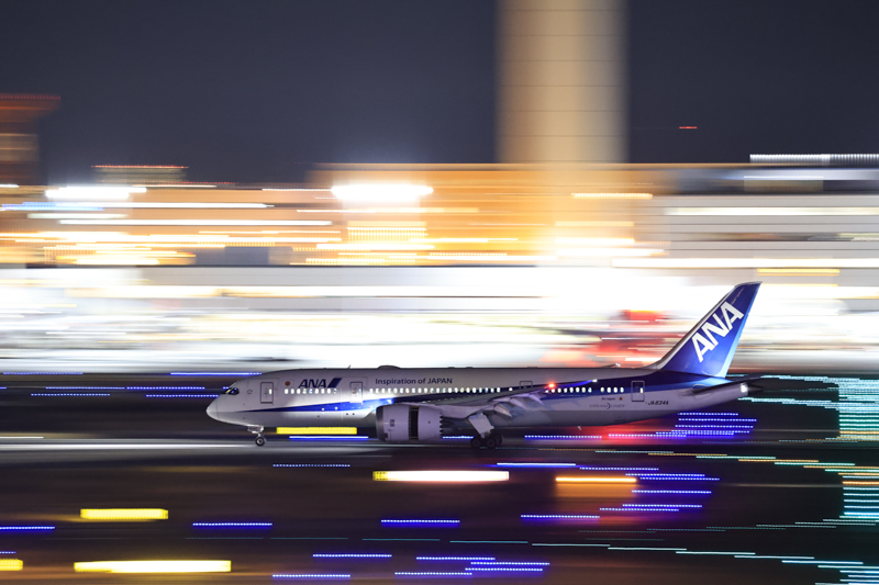 羽田空港で着陸機を狙った。スローシャッターで真横にカメラを振るため着陸機が来る前に滑走路と平行にする必要があるが、レベリングベースなら調整も簡単だ<br><span class="fnt-85">EOS R3 / RF100-500mm F4.5-7.1 L IS USM / 324mm / マニュアル露出（F5.7、1/4秒） / ISO 10000/ WB:オート</span>