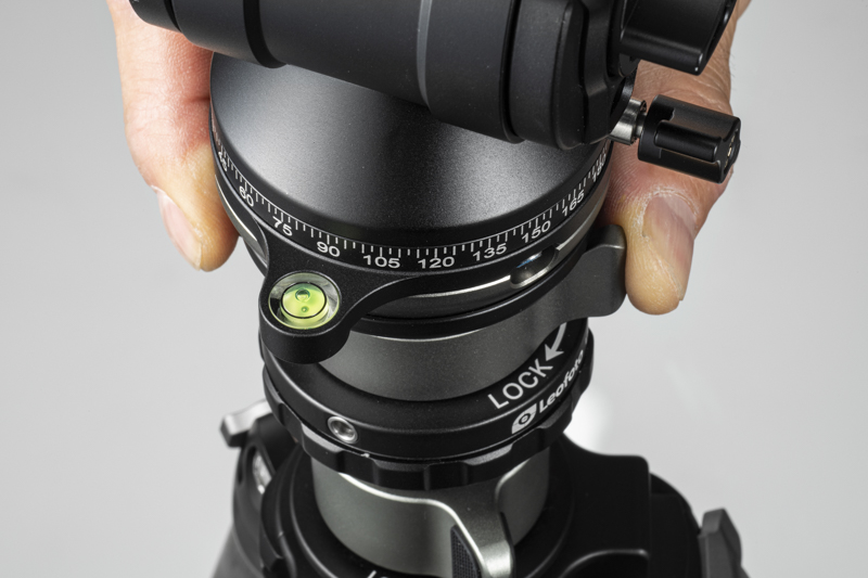 BV-10とLQ-324Cの間に取り付けたLB-60N。カメラの水平出しが楽になる