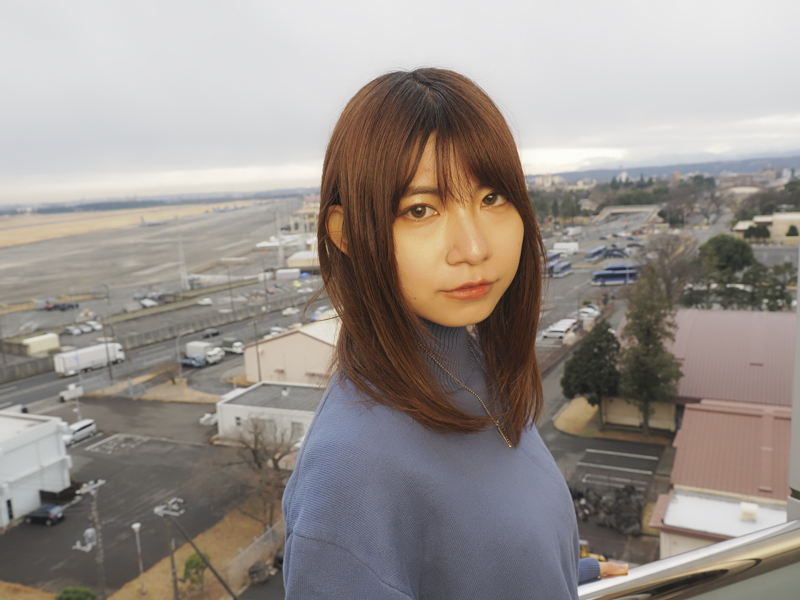 右手にOM-1、左手にFL-900Rフラッシュを持ち、ワイヤレス発光させた日中シンクロ撮影。フォーカスは顔+瞳AF任せ。定石の撮影スタイルにこだわらず、自由度を得られるのはうれしい<br><span class="fnt-85">OM SYSTEM OM-1／M.ZUIKO DIGITAL ED 12-40mm F2.8 PRO II／15mm（30mm相当）／プログラムAE（F5、1/200秒、±0EV）／ISO 400／WB:オート</span>