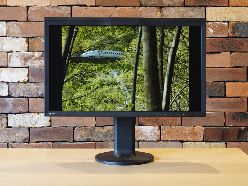 背面にはパンチングメタルを採用。放熱を冷却ファンを用いずに意匠で実現している