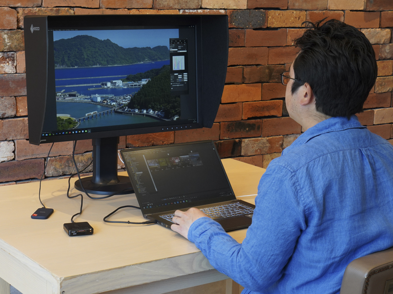 ノートPCとUSBケーブル1本で接続。映像信号を送れるのはもちろん、CG2700SのUSB出力をUSBハブのように活用、さらにCG2700SからノートPCへ給電される