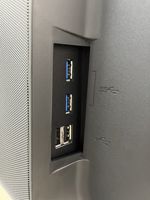 CG2700Sの側面にあるダウンストリームのUSB端子群。USB 3.1 Gen 1（Type-A）×2、USB 2.0（Type-A）×2が、ノートPCからUSBハブのように利用できる