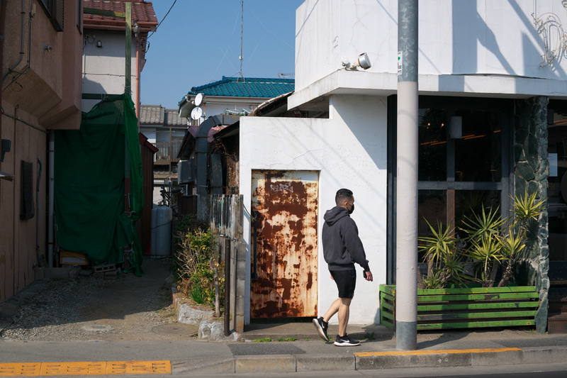 ミラーレスカメラだから起動のレスポンスがどうとかというのは昔の話になり、街でふと見かけた光景も素直に撮れちゃうわけです。明暗差が大きいのに、基本設定のままでこれだけ階調を繋ぐのは優秀です。<br>Z 9　NIKKOR Z 50mm f/1.8 S（F8・1/2,000秒）ISO 400
