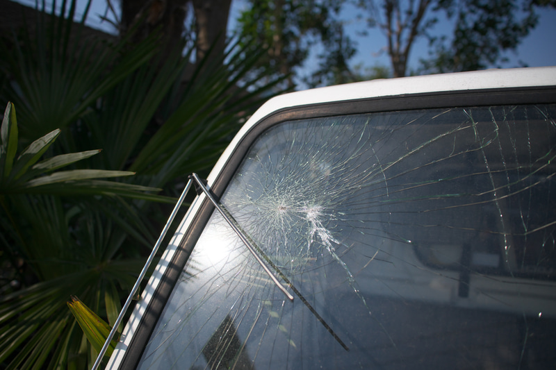 割れたフロントガラスが妙に画になるんですねえ。太陽光のリフレクションがありますが、ビクともしません。手頃なレンズなのにさすがです。<br>Z 9　NIKKOR Z 28mm f/2.8（Special Edition）（F4・1/6,400秒）ISO 400