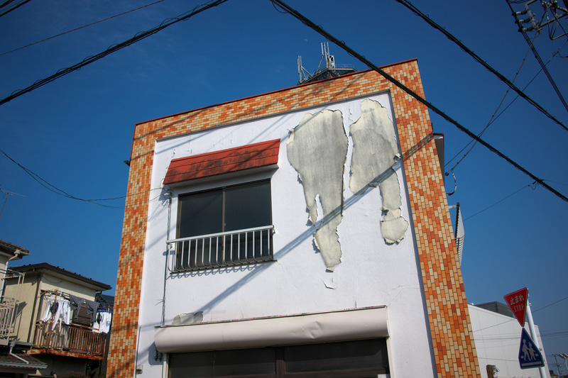 青空、順光、剥がれた壁は必ず撮影しなければならないことになっております。フィルムの再現だと、“情念”が出てしまいそうなモチーフですが、なんだか爽やかです。<br>Z 9　NIKKOR Z 28mm f/2.8（Special Edition）（F10・1/800秒）ISO 200