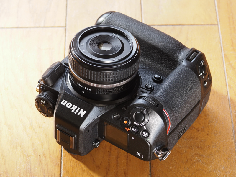 青空、順光、剥がれた壁は必ず撮影しなければならないことになっております。フィルムの再現だと、“情念”が出てしまいそうなモチーフですが、なんだか爽やかです。<br>Z 9　NIKKOR Z 28mm f/2.8（Special Edition）（F10・1/800秒）ISO 200