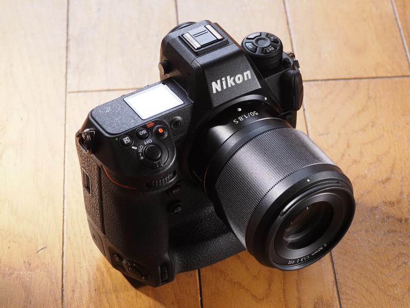 ミラーレスカメラだから起動のレスポンスがどうとかというのは昔の話になり、街でふと見かけた光景も素直に撮れちゃうわけです。明暗差が大きいのに、基本設定のままでこれだけ階調を繋ぐのは優秀です。<br>Z 9　NIKKOR Z 50mm f/1.8 S（F8・1/2,000秒）ISO 400