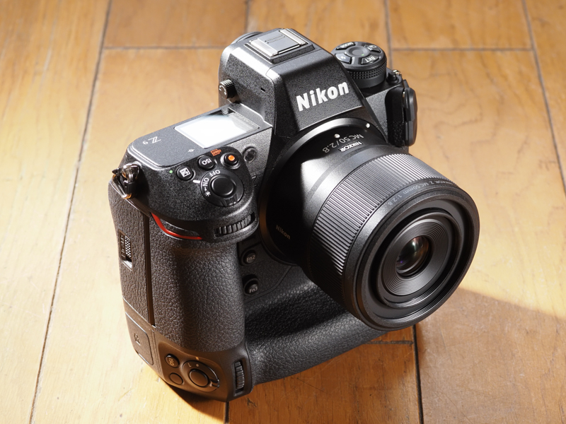 ニコンのマクロレンズで50mmの焦点距離は初めてではないかと。背景のボケも自然で良い感じです。日陰の条件でこれだけ再現してもらえたら言うことないですねえ。<br>Z 9　NIKKOR Z MC 50mm f/2.8（F3.8・1/640秒）ISO 200