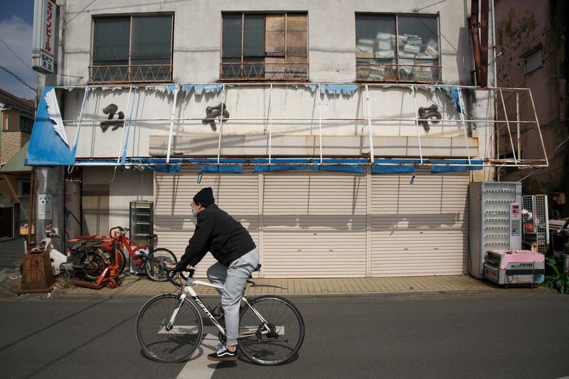 廉価版の標準ズームレンズです。お、珍しいですねタル型の歪曲があります。その足りない性能にヘンに安心したりして。必要なら後補正も簡単にできちゃうんですけどね。<br>Z 9　NIKKOR Z 24-70mm f/4 S（F8・1/2,500秒）ISO 400