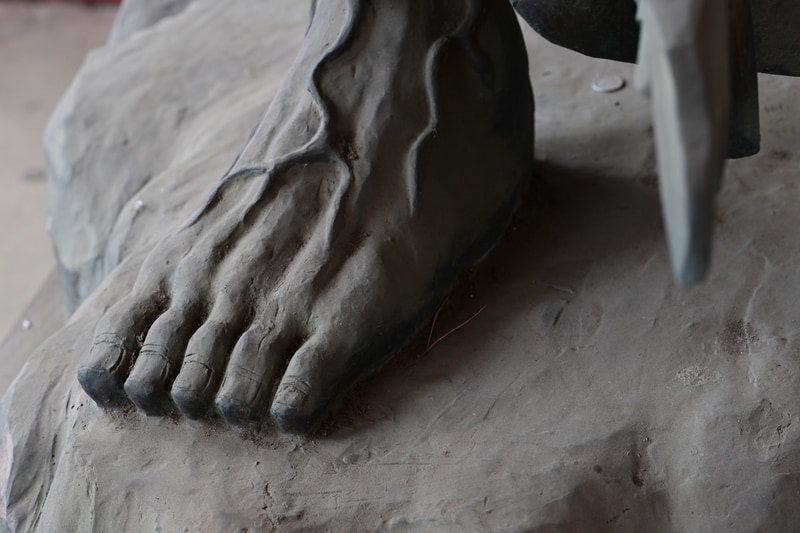 逆光のモノトーンですが、階調再現は見た目よりも美しいような。レンズが協力してカメラの画を盛り上げているという感想を持ちました。<br>Z 9　NIKKOR Z MC 105mm f/2.8 VR S（F8・1/40秒）ISO 400